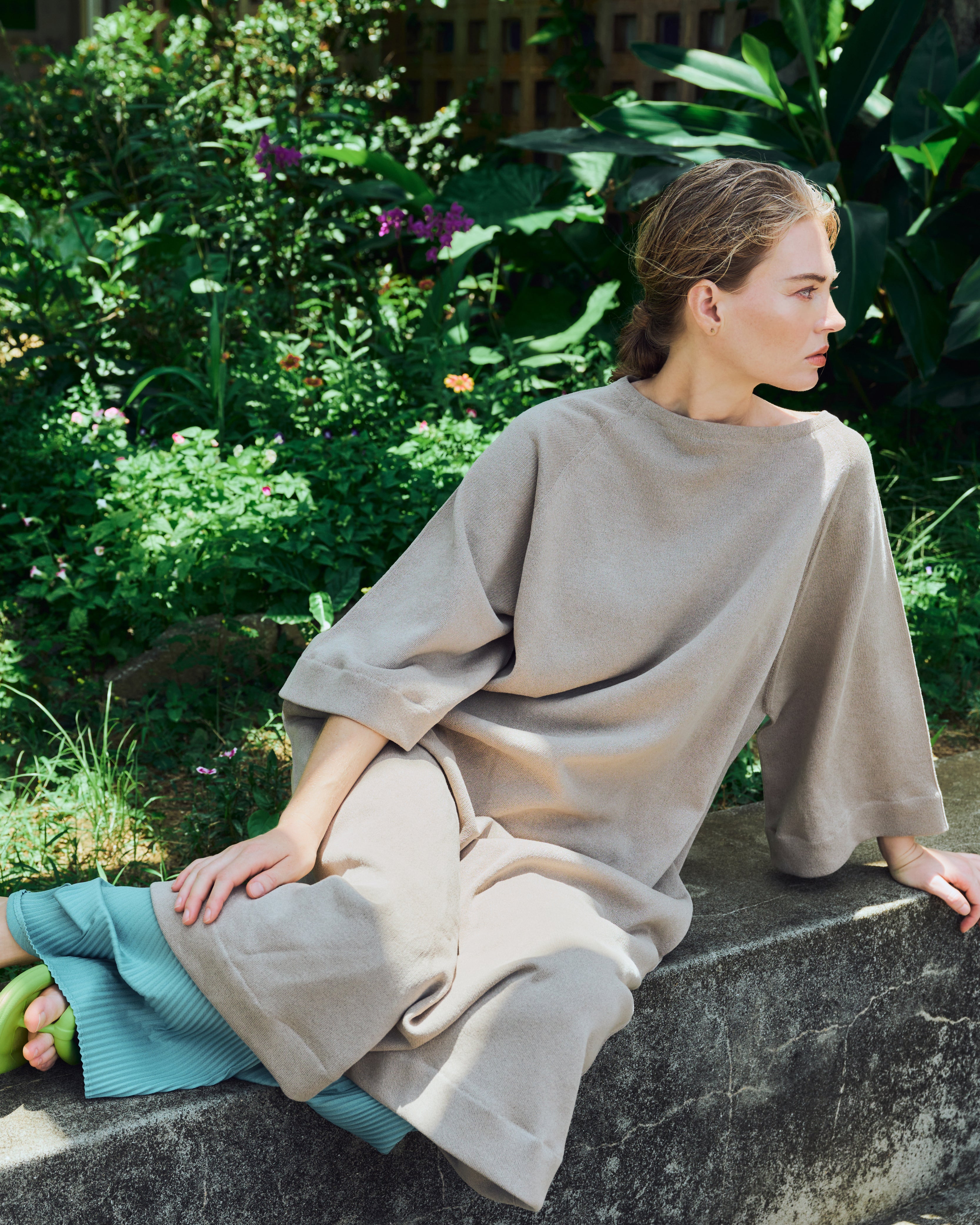 Wide-sleeved knit dress/Sencha beige